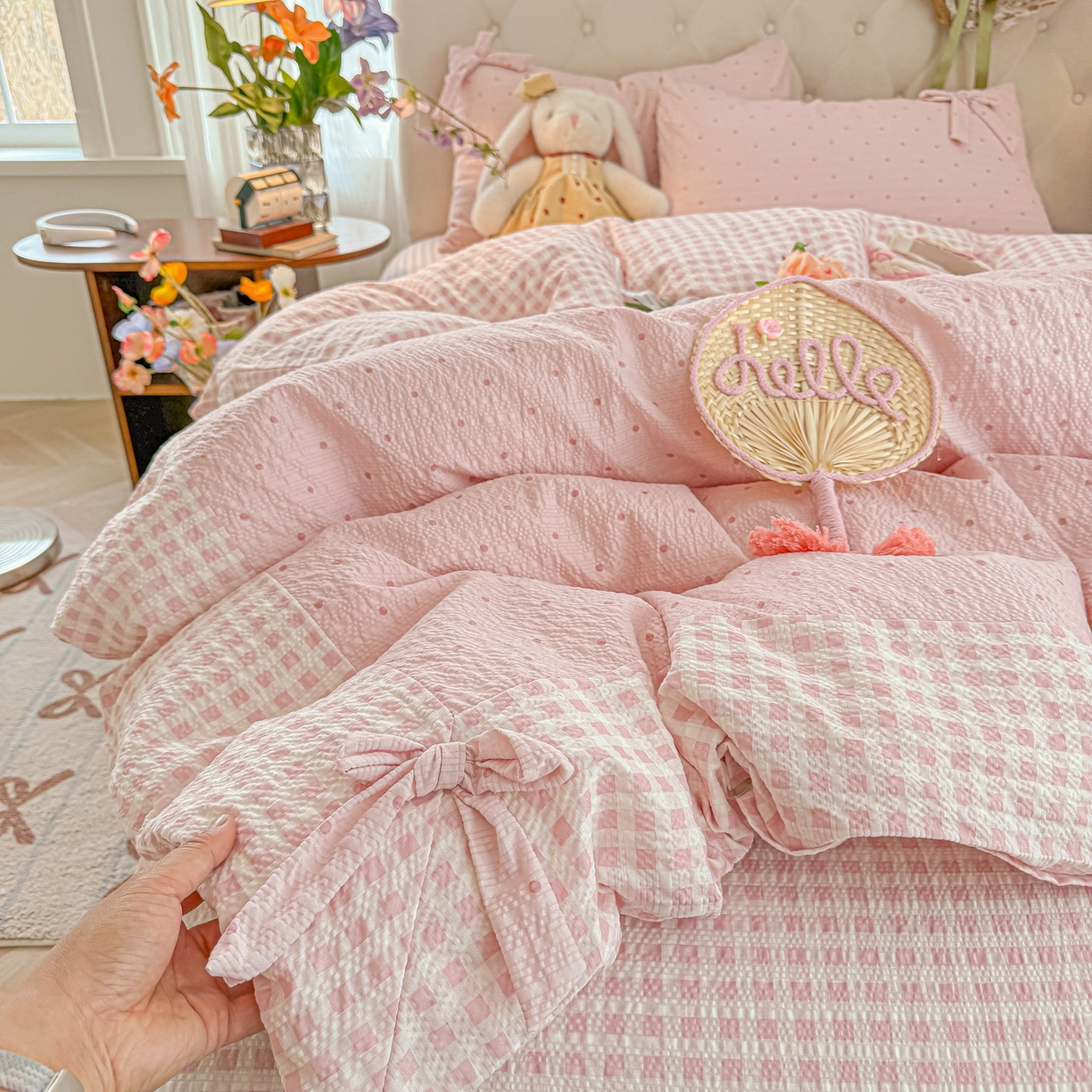 91家纺网 家纺一手货源 找家纺 子钦家纺 2026春夏新款提花泡芙棉蝴蝶结拼角工艺床单床笠四件套-缪斯之恋 缪斯之恋-奶粉波点