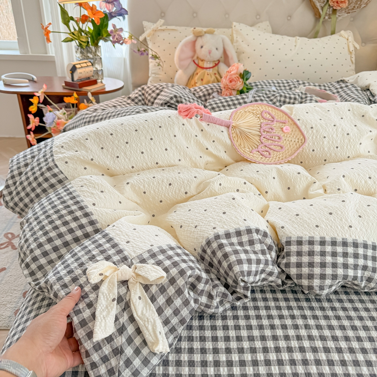 91家纺网 家纺一手货源 找家纺 子钦家纺 2026春夏新款提花泡芙棉蝴蝶结拼角工艺床单床笠四件套-缪斯之恋 缪斯之恋-奶灰波点