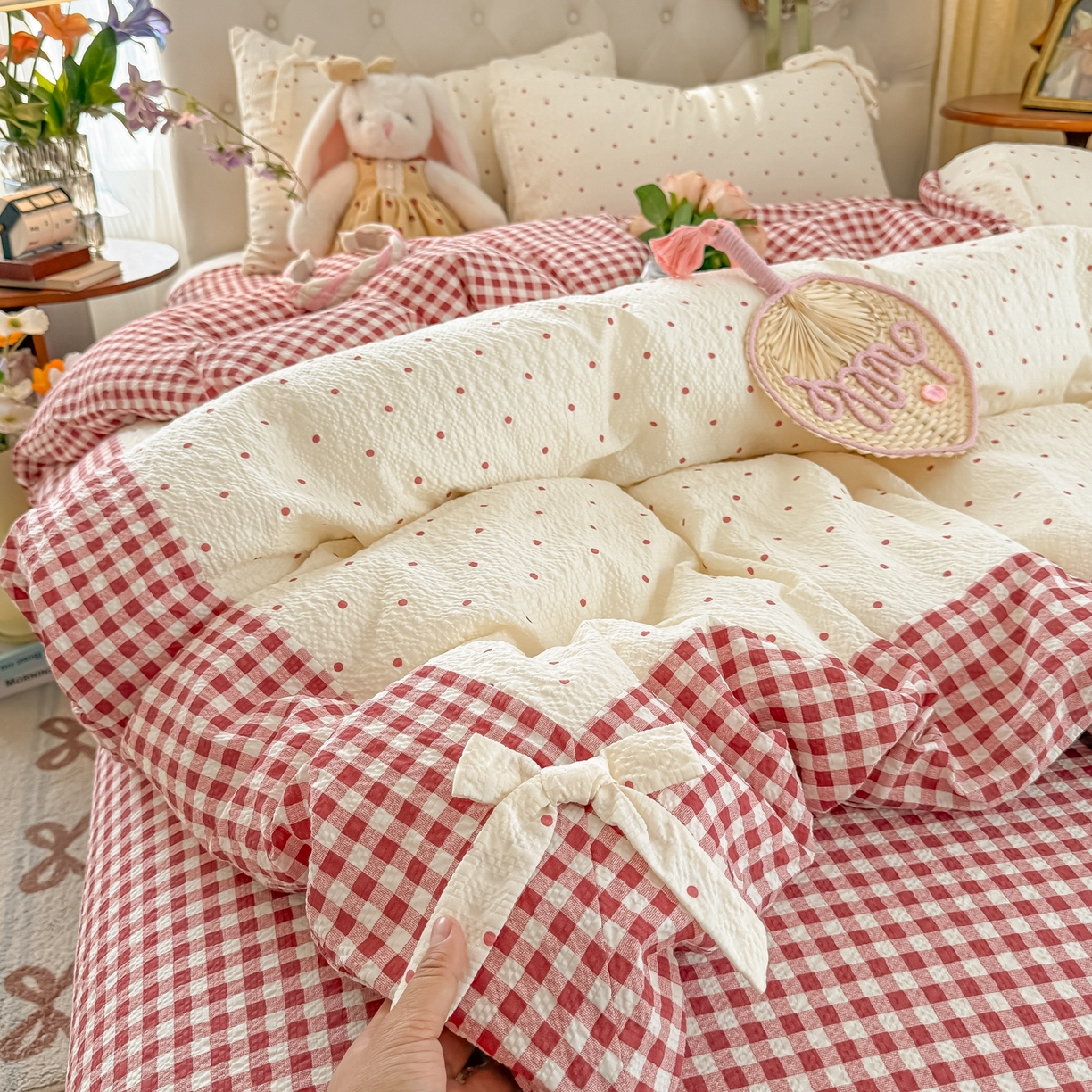 91家纺网 家纺一手货源 找家纺 子钦家纺 2026春夏新款提花泡芙棉蝴蝶结拼角工艺床单床笠四件套-缪斯之恋 缪斯之恋-奶红波点