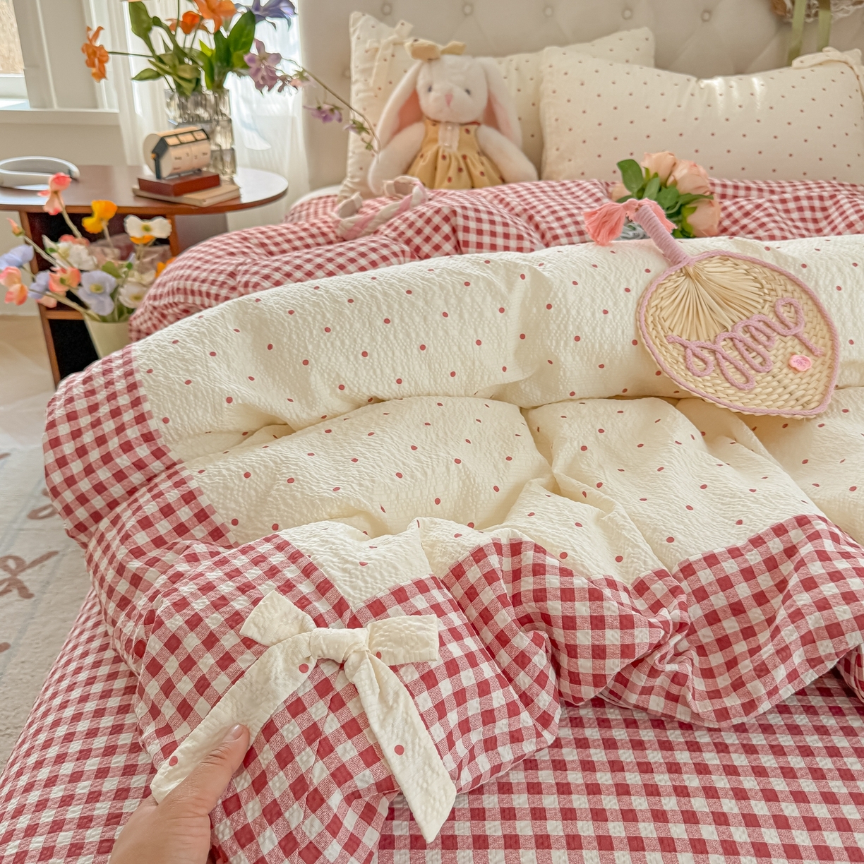 91家纺网 家纺一手货源 找家纺 子钦家纺 2026春夏新款提花泡芙棉蝴蝶结拼角工艺床单床笠四件套-缪斯之恋 缪斯之恋-奶红波点