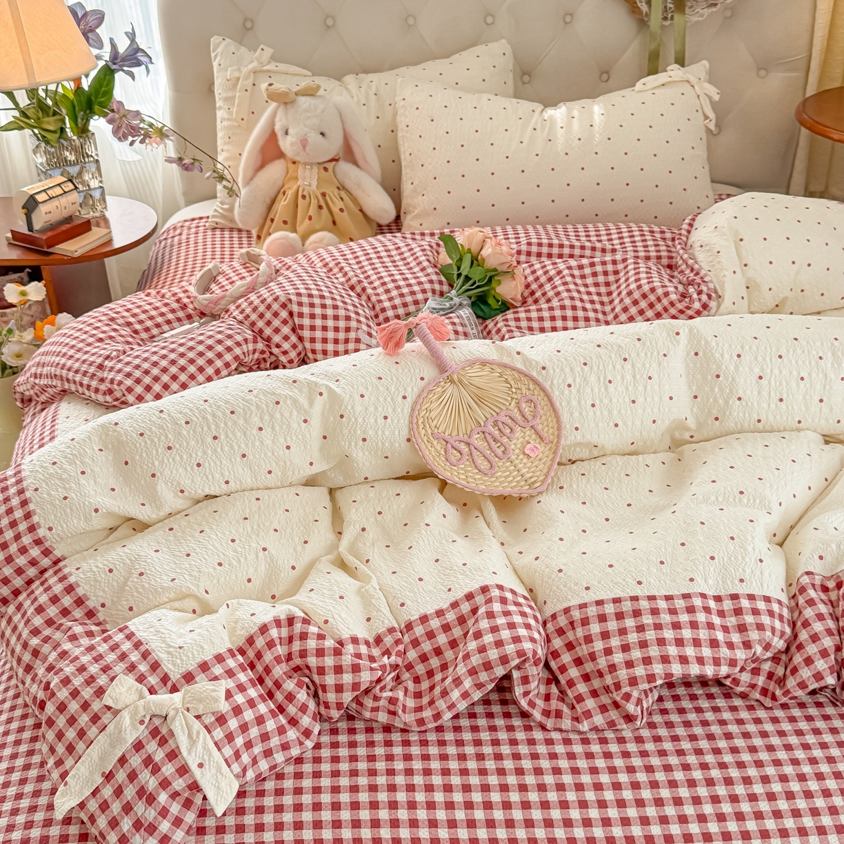 91家纺网 家纺一手货源 找家纺 子钦家纺 2026春夏新款提花泡芙棉蝴蝶结拼角工艺床单床笠四件套-缪斯之恋 缪斯之恋-奶红波点