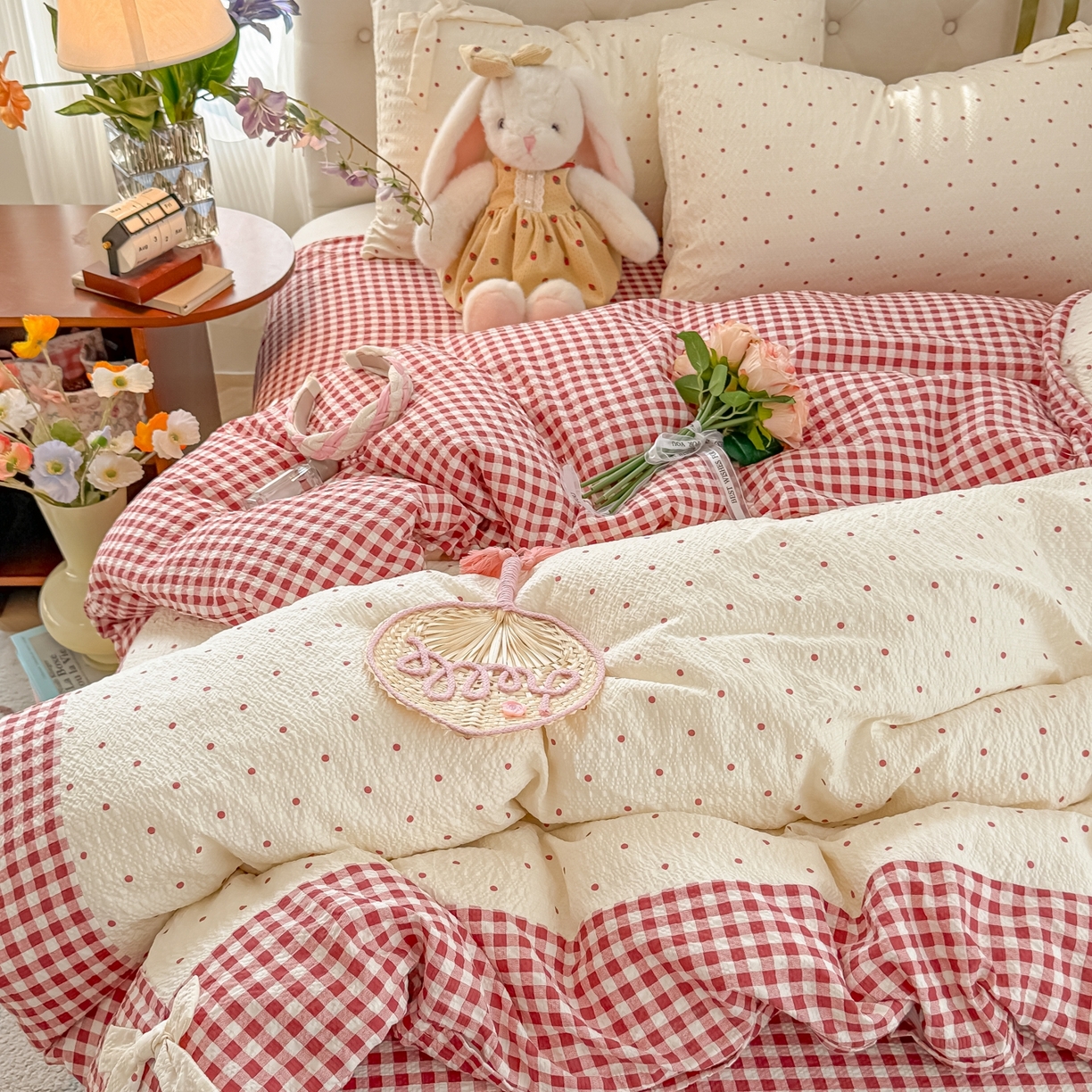 91家纺网 家纺一手货源 找家纺 子钦家纺 2026春夏新款提花泡芙棉蝴蝶结拼角工艺床单床笠四件套-缪斯之恋 缪斯之恋-奶红波点