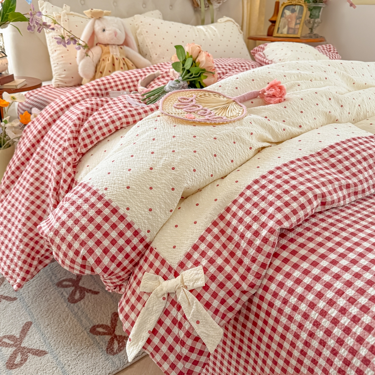 91家纺网 家纺一手货源 找家纺 子钦家纺 2026春夏新款提花泡芙棉蝴蝶结拼角工艺床单床笠四件套-缪斯之恋 缪斯之恋-奶红波点