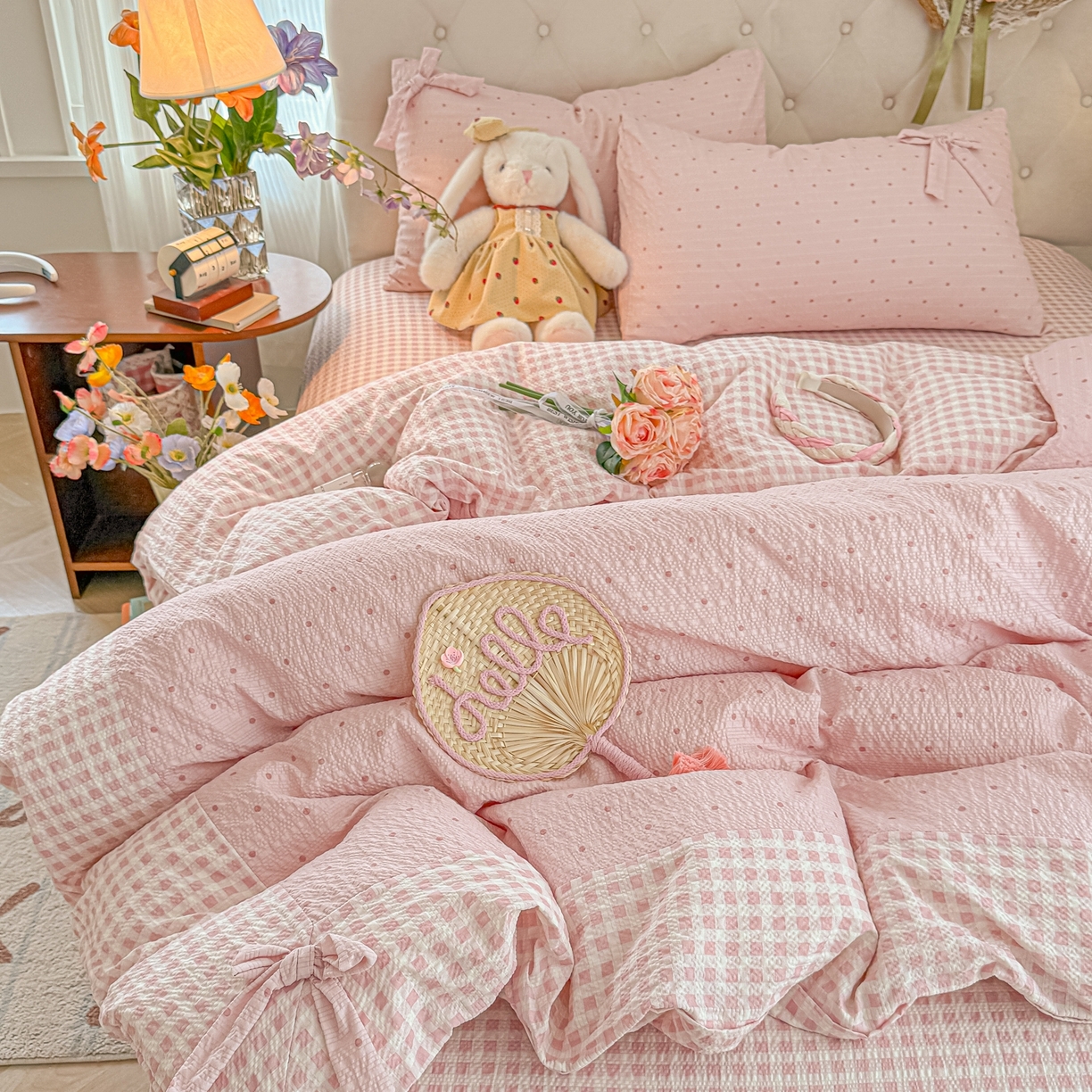 91家纺网 家纺一手货源 找家纺 子钦家纺 2026春夏新款提花泡芙棉蝴蝶结拼角工艺床单床笠四件套-缪斯之恋 缪斯之恋-奶粉波点