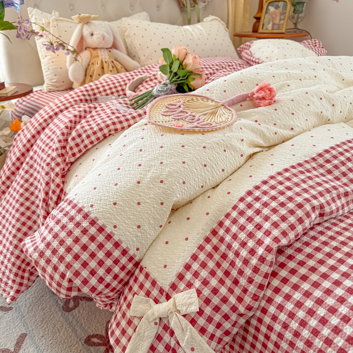 91家纺网 家纺一手货源 找家纺 子钦家纺 2026春夏新款提花泡芙棉蝴蝶结拼角工艺床单床笠四件套-缪斯之恋 缪斯之恋-奶红波点