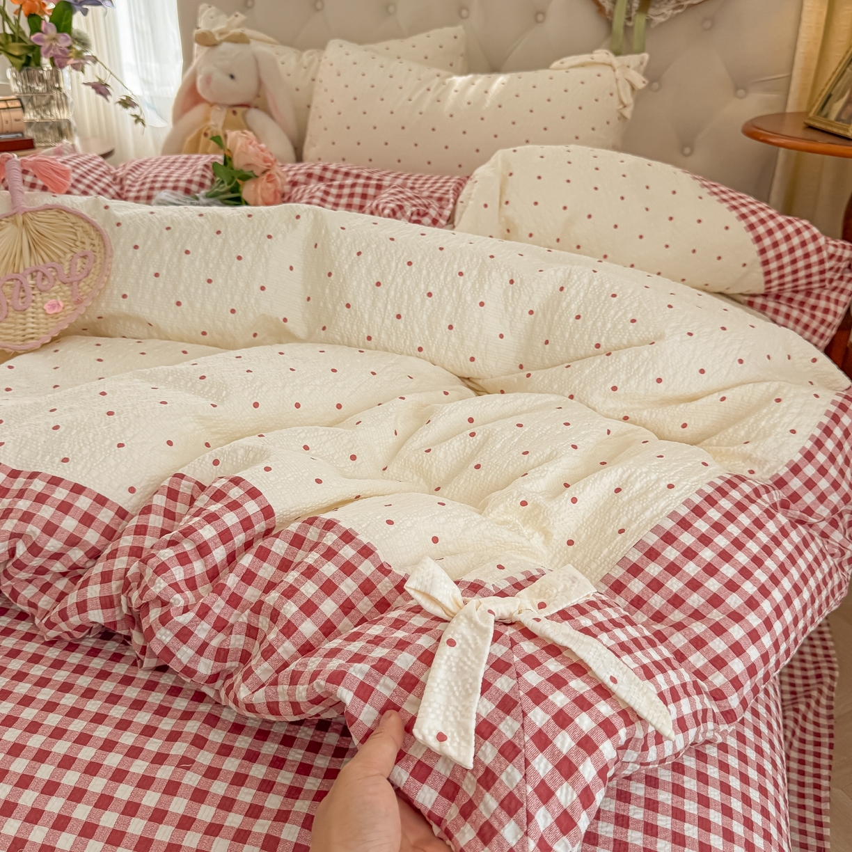 91家纺网 家纺一手货源 找家纺 子钦家纺 2026春夏新款提花泡芙棉蝴蝶结拼角工艺床单床笠四件套-缪斯之恋 缪斯之恋-奶红波点
