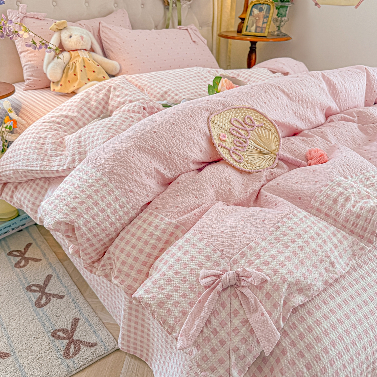 91家纺网 家纺一手货源 找家纺 子钦家纺 2026春夏新款提花泡芙棉蝴蝶结拼角工艺床单床笠四件套-缪斯之恋 缪斯之恋-奶粉波点