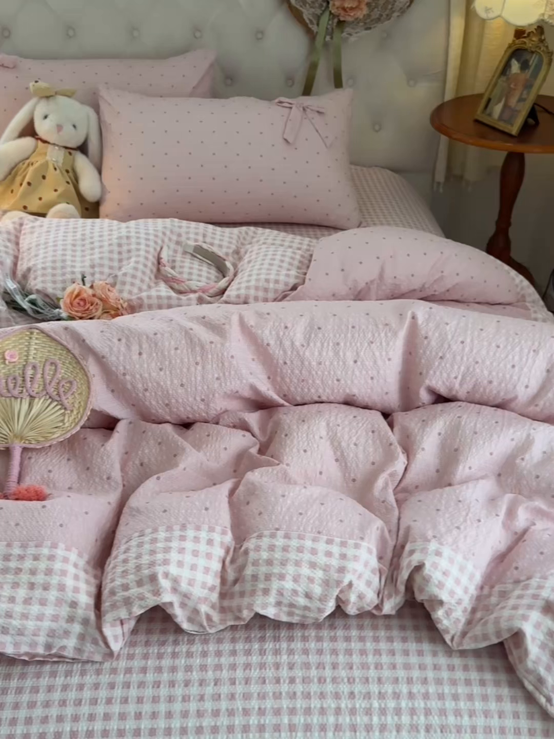 91家纺网 家纺一手货源 找家纺 子钦家纺 2026春夏新款提花泡芙棉蝴蝶结拼角工艺床单床笠四件套-缪斯之恋 缪斯之恋-奶粉波点