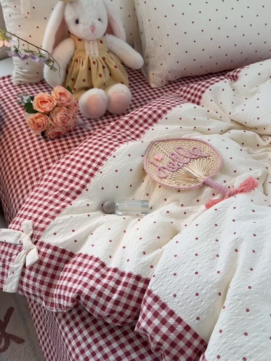 91家纺网 家纺一手货源 找家纺 子钦家纺 2026春夏新款提花泡芙棉蝴蝶结拼角工艺床单床笠四件套-缪斯之恋 缪斯之恋-奶红波点
