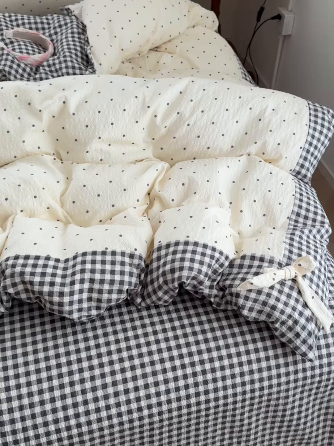 91家纺网 家纺一手货源 找家纺 子钦家纺 2026春夏新款提花泡芙棉蝴蝶结拼角工艺床单床笠四件套-缪斯之恋 缪斯之恋-奶灰波点