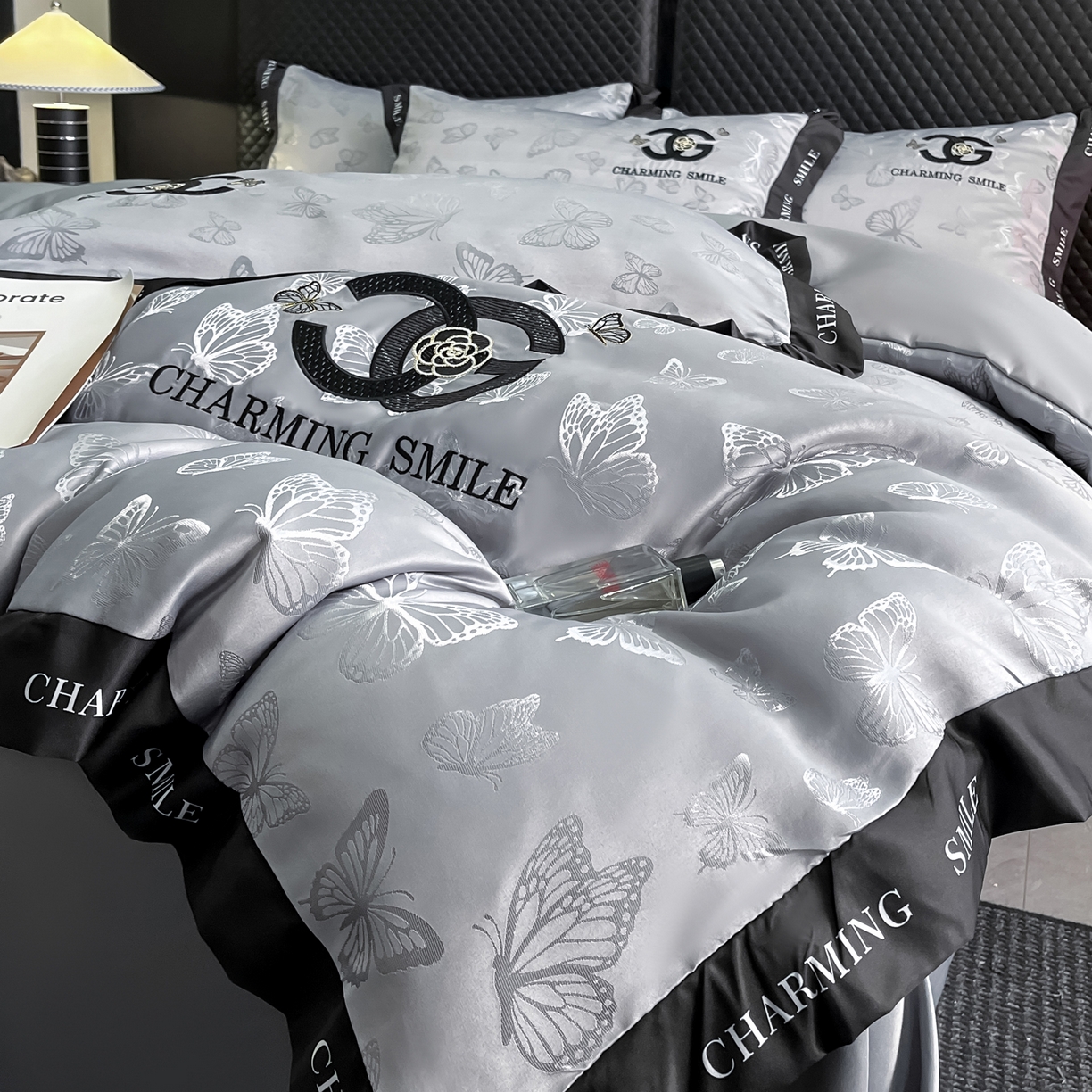 91家纺网 家纺一手货源 找家纺 澳梵家居 2026新款冰丝提花水洗真丝四件套-蝶梦系列 蝶梦-银灰