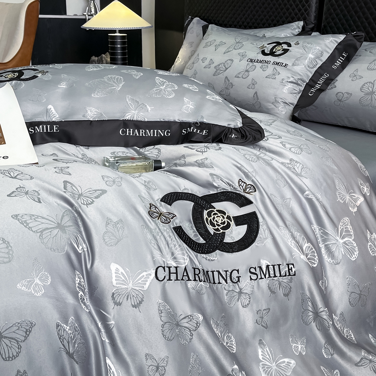 91家纺网 家纺一手货源 找家纺 澳梵家居 2026新款冰丝提花水洗真丝四件套-蝶梦系列 蝶梦-银灰