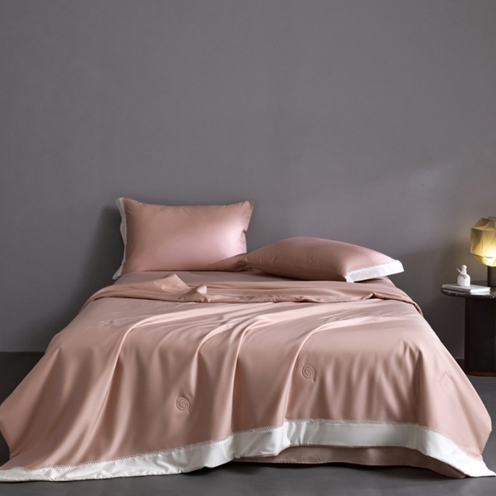 91家纺网 家纺一手货源 找家纺 金奇达家纺 2026新款茧养软夹心蚕丝四件套-丝颜悦色（标准号全网控价（折后券后）不低于299元 单夏被会员-40元 四件套会员-30） 丝颜悦色-缦豆沙