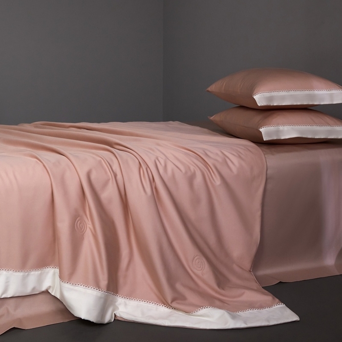 91家纺网 家纺一手货源 找家纺 金奇达家纺 2026新款茧养软夹心蚕丝四件套-丝颜悦色（标准号全网控价（折后券后）不低于299元 单夏被会员-40元 四件套会员-30） 丝颜悦色-缦豆沙