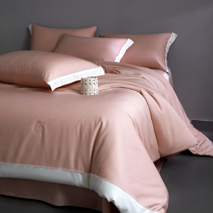 91家纺网 家纺一手货源 找家纺 金奇达家纺 2026新款茧养软夹心蚕丝四件套-丝颜悦色（标准号全网控价（折后券后）不低于299元 单夏被会员-40元 四件套会员-30） 丝颜悦色-缦豆沙