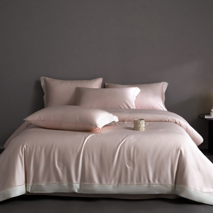 91家纺网 家纺一手货源 找家纺 金奇达家纺 2026新款茧养软夹心蚕丝四件套-丝颜悦色（标准号全网控价（折后券后）不低于299元 单夏被会员-40元 四件套会员-30） 丝颜悦色-豆蔻粉