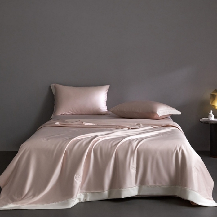 91家纺网 家纺一手货源 找家纺 金奇达家纺 2026新款茧养软夹心蚕丝四件套-丝颜悦色（标准号全网控价（折后券后）不低于299元 单夏被会员-40元 四件套会员-30） 丝颜悦色-豆蔻粉