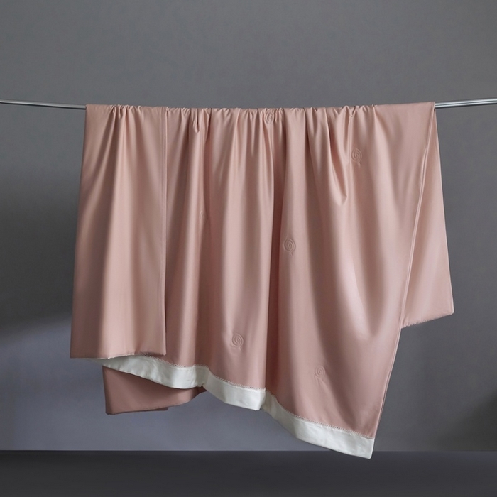 91家纺网 家纺一手货源 找家纺 金奇达家纺 2026新款茧养软夹心蚕丝四件套-丝颜悦色（标准号全网控价（折后券后）不低于299元 单夏被会员-40元 四件套会员-30） 丝颜悦色-缦豆沙