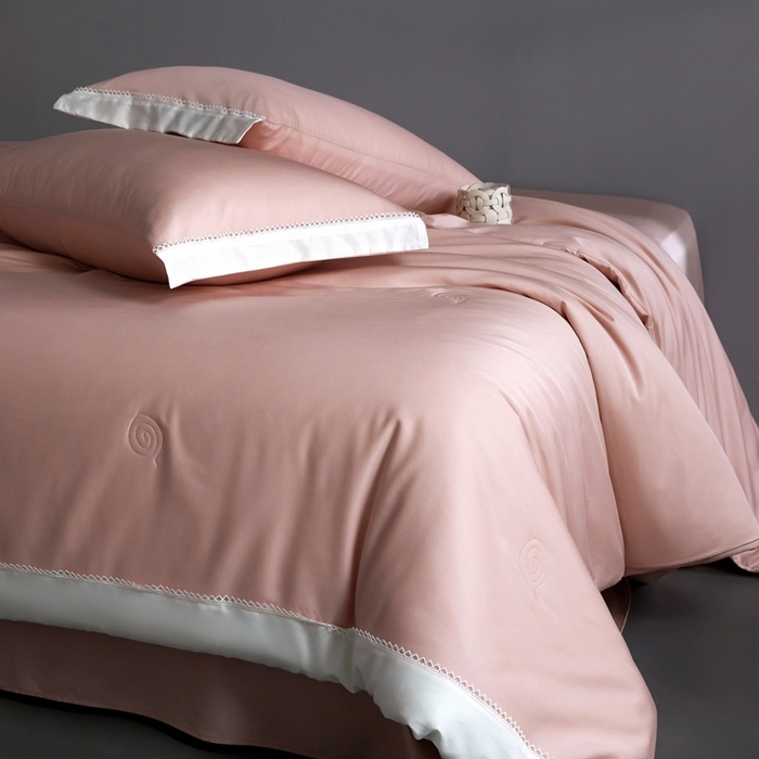 91家纺网 家纺一手货源 找家纺 金奇达家纺 2026新款茧养软夹心蚕丝四件套-丝颜悦色（标准号全网控价（折后券后）不低于299元 单夏被会员-40元 四件套会员-30） 丝颜悦色-缦豆沙