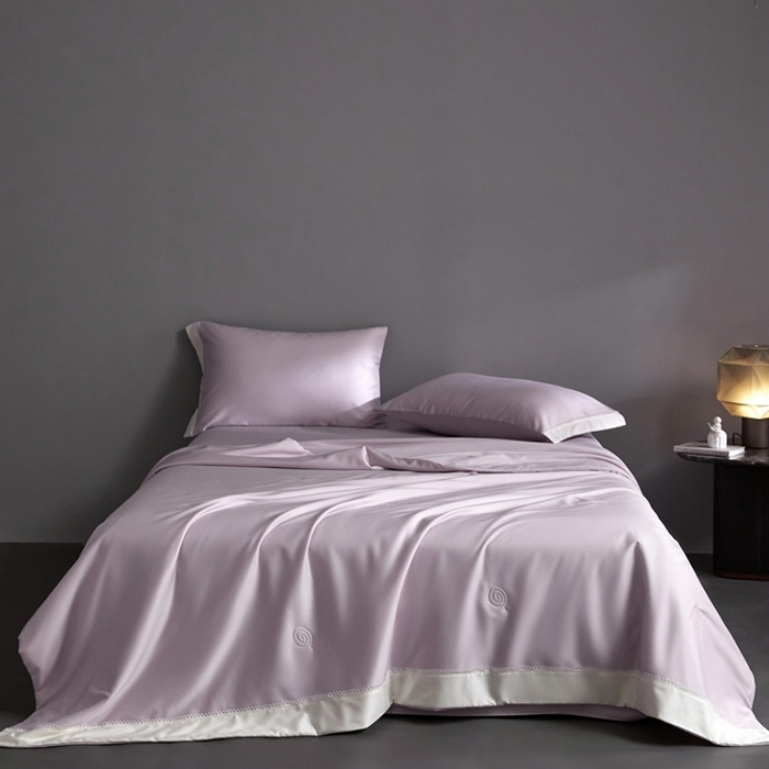 91家纺网 家纺一手货源 找家纺 金奇达家纺 2026新款茧养软夹心蚕丝四件套-丝颜悦色（标准号全网控价（折后券后）不低于299元 单夏被会员-40元 四件套会员-30） 丝颜悦色-水雾紫