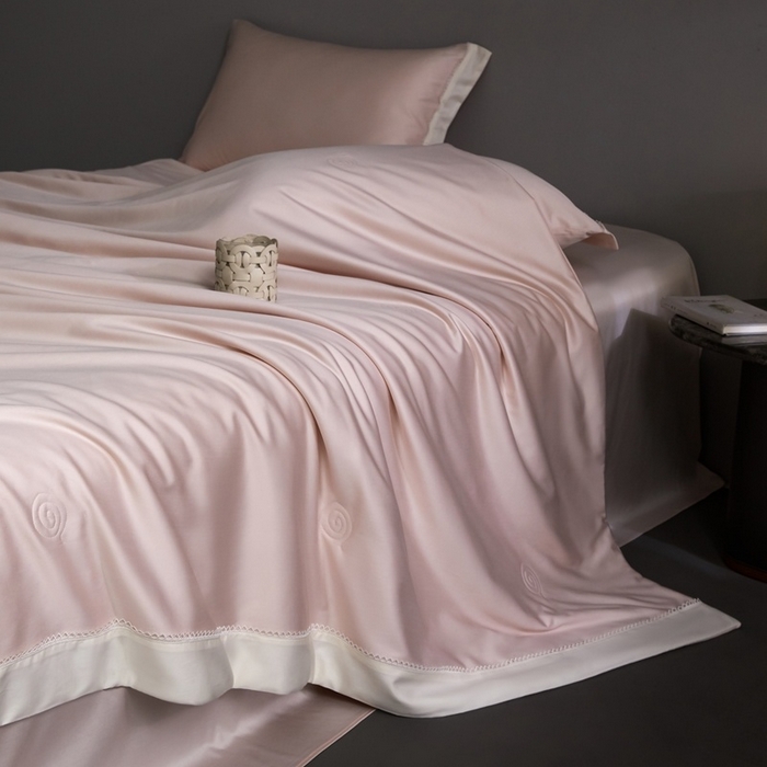 91家纺网 家纺一手货源 找家纺 金奇达家纺 2026新款茧养软夹心蚕丝四件套-丝颜悦色（标准号全网控价（折后券后）不低于299元 单夏被会员-40元 四件套会员-30） 丝颜悦色-豆蔻粉