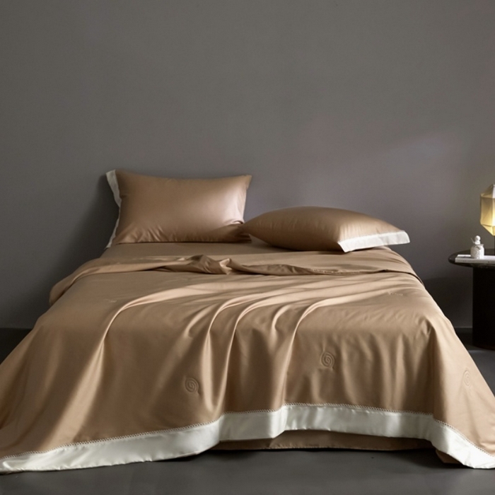 91家纺网 家纺一手货源 找家纺 金奇达家纺 2026新款茧养软夹心蚕丝四件套-丝颜悦色（标准号全网控价（折后券后）不低于299元 单夏被会员-40元 四件套会员-30） 丝颜悦色-香槟金