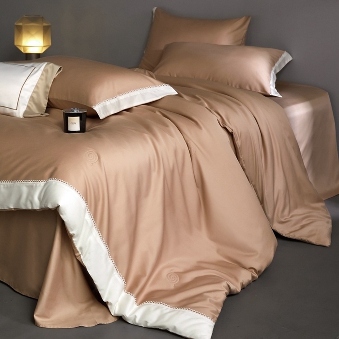 91家纺网 家纺一手货源 找家纺 金奇达家纺 2026新款茧养软夹心蚕丝四件套-丝颜悦色（标准号全网控价（折后券后）不低于299元 单夏被会员-40元 四件套会员-30） 丝颜悦色-香槟金