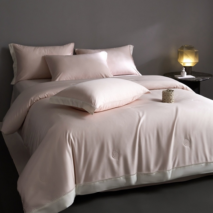 91家纺网 家纺一手货源 找家纺 金奇达家纺 2026新款茧养软夹心蚕丝四件套-丝颜悦色（标准号全网控价（折后券后）不低于299元 单夏被会员-40元 四件套会员-30） 丝颜悦色-豆蔻粉