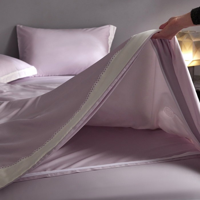 91家纺网 家纺一手货源 找家纺 金奇达家纺 2026新款茧养软夹心蚕丝四件套-丝颜悦色（标准号全网控价（折后券后）不低于299元 单夏被会员-40元 四件套会员-30） 丝颜悦色-水雾紫