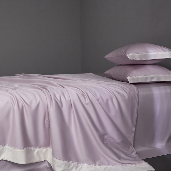 91家纺网 家纺一手货源 找家纺 金奇达家纺 2026新款茧养软夹心蚕丝四件套-丝颜悦色（标准号全网控价（折后券后）不低于299元 单夏被会员-40元 四件套会员-30） 丝颜悦色-水雾紫