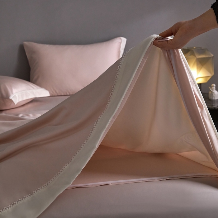 91家纺网 家纺一手货源 找家纺 金奇达家纺 2026新款茧养软夹心蚕丝四件套-丝颜悦色（标准号全网控价（折后券后）不低于299元 单夏被会员-40元 四件套会员-30） 丝颜悦色-豆蔻粉