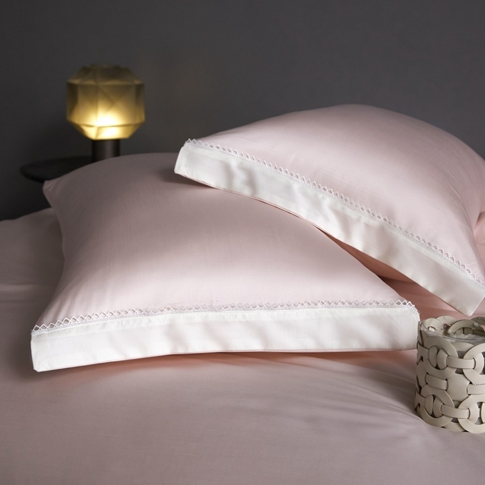 91家纺网 家纺一手货源 找家纺 金奇达家纺 2026新款茧养软夹心蚕丝四件套-丝颜悦色（标准号全网控价（折后券后）不低于299元 单夏被会员-40元 四件套会员-30） 丝颜悦色-豆蔻粉