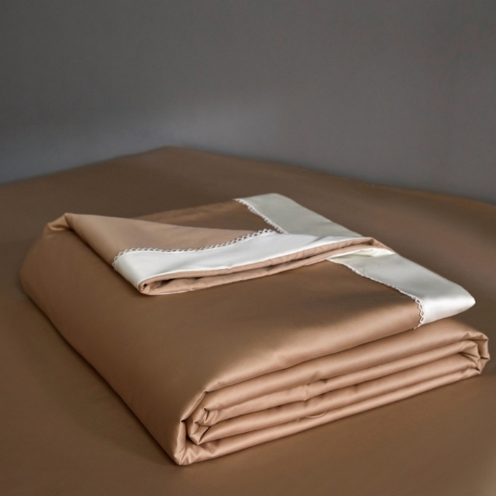 91家纺网 家纺一手货源 找家纺 金奇达家纺 2026新款茧养软夹心蚕丝四件套-丝颜悦色（标准号全网控价（折后券后）不低于299元 单夏被会员-40元 四件套会员-30） 丝颜悦色-香槟金