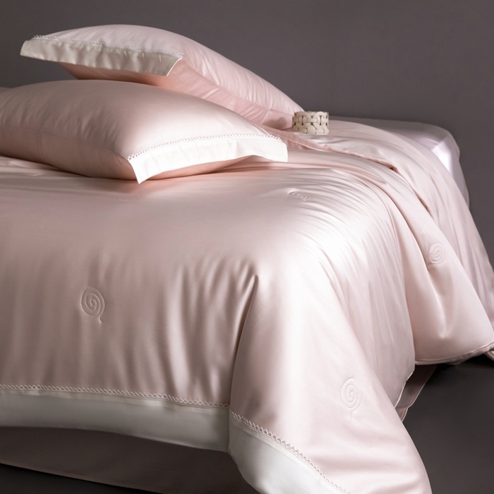 91家纺网 家纺一手货源 找家纺 金奇达家纺 2026新款茧养软夹心蚕丝四件套-丝颜悦色（标准号全网控价（折后券后）不低于299元 单夏被会员-40元 四件套会员-30） 丝颜悦色-豆蔻粉