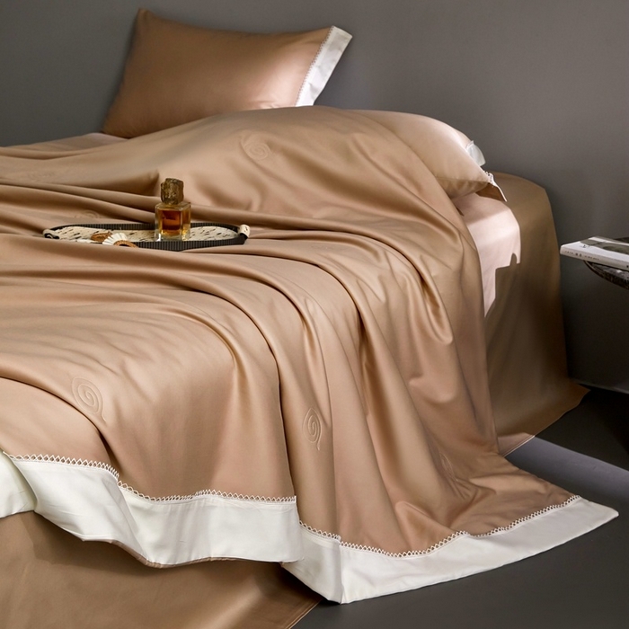 91家纺网 家纺一手货源 找家纺 金奇达家纺 2026新款茧养软夹心蚕丝四件套-丝颜悦色（标准号全网控价（折后券后）不低于299元 单夏被会员-40元 四件套会员-30） 丝颜悦色-香槟金
