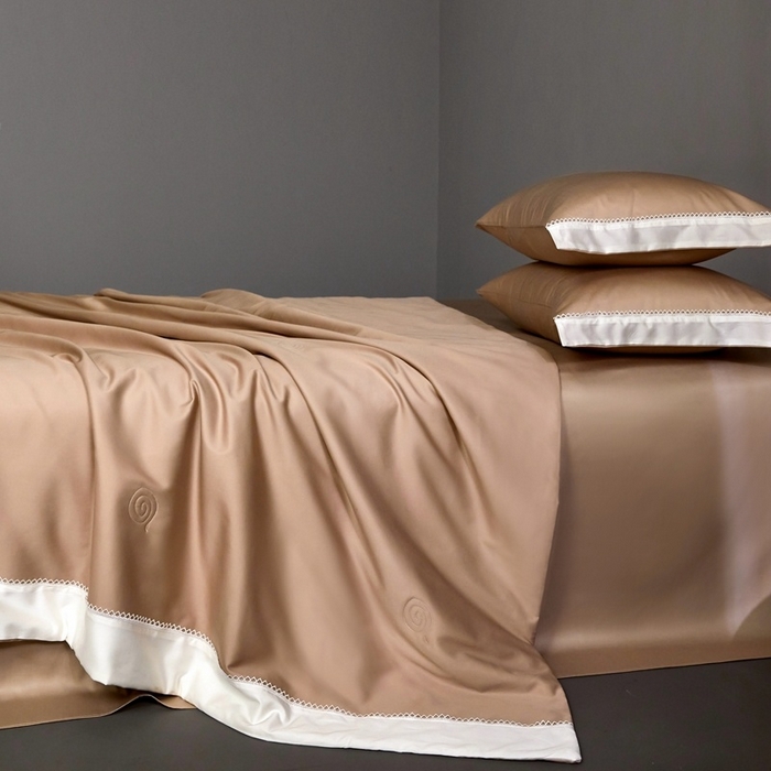 91家纺网 家纺一手货源 找家纺 金奇达家纺 2026新款茧养软夹心蚕丝四件套-丝颜悦色（标准号全网控价（折后券后）不低于299元 单夏被会员-40元 四件套会员-30） 丝颜悦色-香槟金