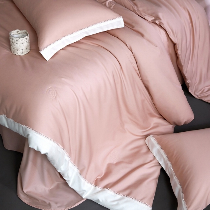 91家纺网 家纺一手货源 找家纺 金奇达家纺 2026新款茧养软夹心蚕丝四件套-丝颜悦色（标准号全网控价（折后券后）不低于299元 单夏被会员-40元 四件套会员-30） 丝颜悦色-缦豆沙