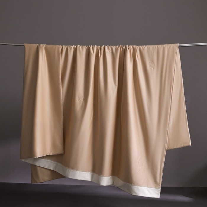 91家纺网 家纺一手货源 找家纺 金奇达家纺 2026新款茧养软夹心蚕丝四件套-丝颜悦色（标准号全网控价（折后券后）不低于299元 单夏被会员-40元 四件套会员-30） 丝颜悦色-肉桂沙茶