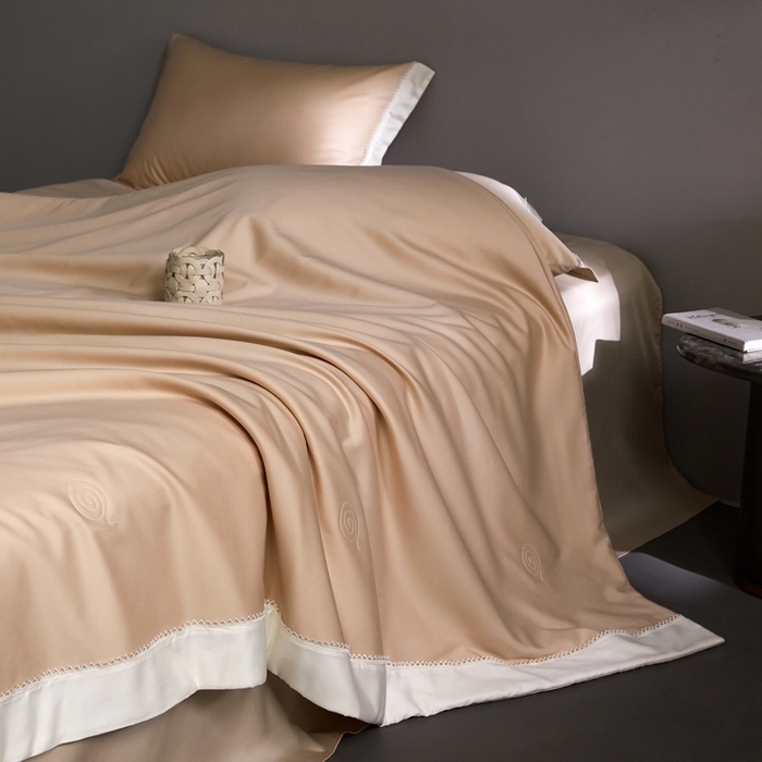 91家纺网 家纺一手货源 找家纺 金奇达家纺 2026新款茧养软夹心蚕丝四件套-丝颜悦色（标准号全网控价（折后券后）不低于299元 单夏被会员-40元 四件套会员-30） 丝颜悦色-肉桂沙茶