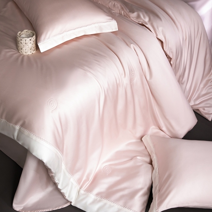 91家纺网 家纺一手货源 找家纺 金奇达家纺 2026新款茧养软夹心蚕丝四件套-丝颜悦色（标准号全网控价（折后券后）不低于299元 单夏被会员-40元 四件套会员-30） 丝颜悦色-豆蔻粉