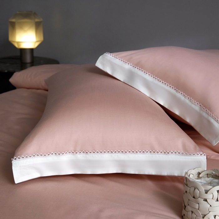 91家纺网 家纺一手货源 找家纺 金奇达家纺 2026新款茧养软夹心蚕丝四件套-丝颜悦色（标准号全网控价（折后券后）不低于299元 单夏被会员-40元 四件套会员-30） 丝颜悦色-缦豆沙