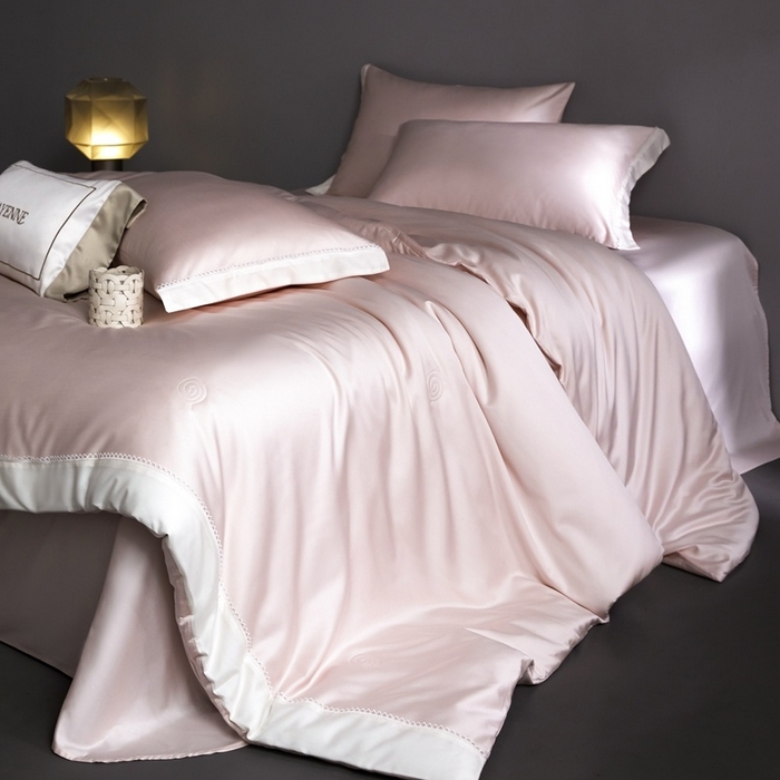 91家纺网 家纺一手货源 找家纺 金奇达家纺 2026新款茧养软夹心蚕丝四件套-丝颜悦色（标准号全网控价（折后券后）不低于299元 单夏被会员-40元 四件套会员-30） 丝颜悦色-豆蔻粉