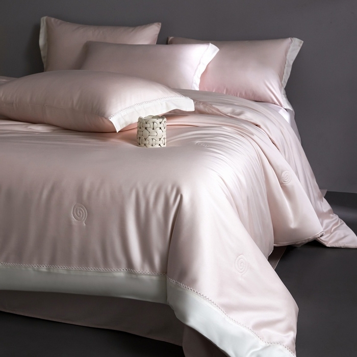 91家纺网 家纺一手货源 找家纺 金奇达家纺 2026新款茧养软夹心蚕丝四件套-丝颜悦色（标准号全网控价（折后券后）不低于299元 单夏被会员-40元 四件套会员-30） 丝颜悦色-豆蔻粉