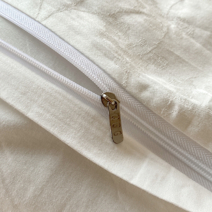 91家纺网 家纺一手货源 找家纺 琪格格纺织 2026新款纯棉全棉60s贡缎轻奢大提花四件套 纯棉贡缎 清影本白