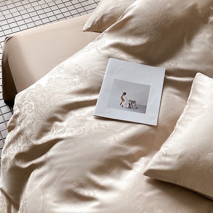 91家纺网 家纺一手货源 找家纺 琪格格纺织 2026新款纯棉全棉60s贡缎轻奢大提花四件套 纯棉贡缎 花韵集卡其