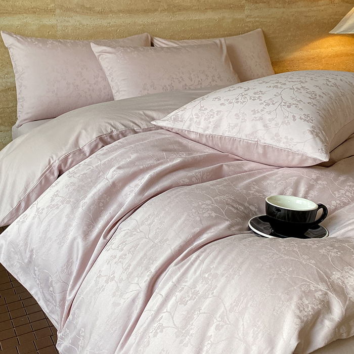 91家纺网 家纺一手货源 找家纺 琪格格纺织 2026新款纯棉全棉60s贡缎轻奢大提花四件套 纯棉贡缎 清影粉紫