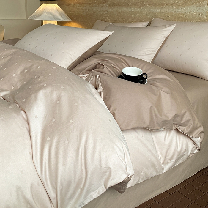 91家纺网 家纺一手货源 找家纺 琪格格纺织 2026新款纯棉全棉60s贡缎轻奢大提花四件套 纯棉贡缎 小爱心浅咖