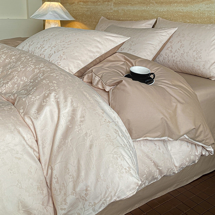 91家纺网 家纺一手货源 找家纺 琪格格纺织 2026新款纯棉全棉60s贡缎轻奢大提花四件套 纯棉贡缎 清影浅咖