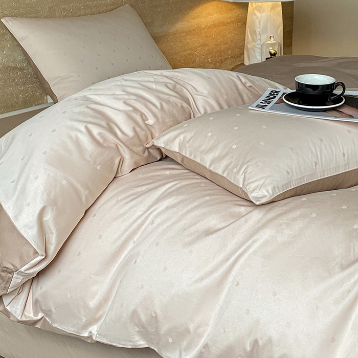 91家纺网 家纺一手货源 找家纺 琪格格纺织 2026新款纯棉全棉60s贡缎轻奢大提花四件套 纯棉贡缎 小爱心浅咖