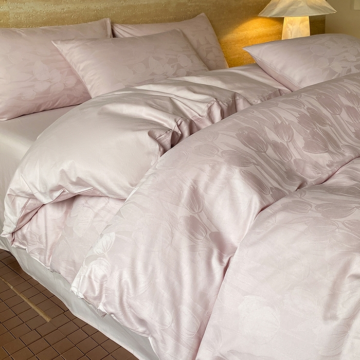 91家纺网 家纺一手货源 找家纺 琪格格纺织 2026新款纯棉全棉60s贡缎轻奢大提花四件套 纯棉贡缎 郁金香粉紫